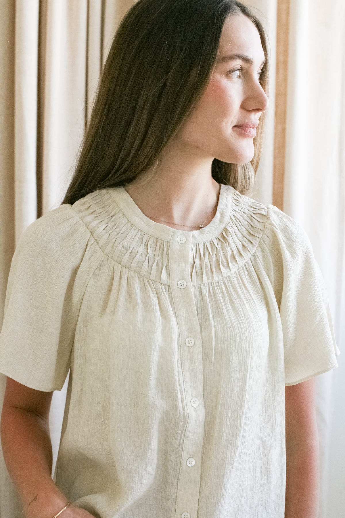 【今月中】ARTS & SCIENCE Tuck yoke blouse Arts & Science - Back Tuck No Collar Blouse in Off White